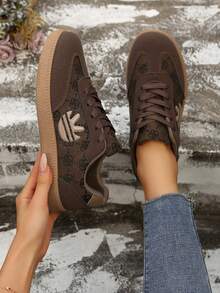 Baskets montantes  synthétique marron grande taille pour femmes, chaussures marron, trèfle, chaussures plates, chaussures pour femmes, chaussures de sport rétro allemandes de printemps casual. Durables, légères, confortables, convenant à toutes les saisons. Convenant pour le port quotidien, les fêtes, le fitness, le camping et les vacances. Chaussures plates polyvalentes marron, convenant pour la rentrée scolaire et Noël, cadeau de vacances idéal, chaussures, baskets, baskets pour femmes, chaussures pour femmes>baskets, chaussures pour femmes, cadeau - Tabac - Voir 5