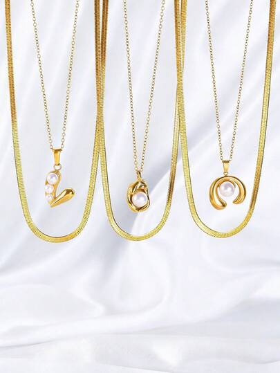 1条不锈钢不规则几何蛇骨链项链，简约设计，优雅高端品质，适合女性日常佩戴、参加派对和送礼。