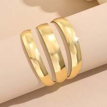 Pulseira feminina brilhante, com abertura ampla e design exclusivo, em várias camadas. Uma joia moderna e criativa para o Ins."Pulseira Dourada com Três Faixas – Design Escultural e Estilo Europeu Moderno" - Grandes 3 círculos - Visão 4