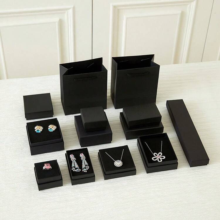 1个方形多尺寸首饰礼盒，项链、耳环、戒指盒，纯色优雅风格，适合冬至和婚礼，可用于包装首饰、项链、手链、银条，也可用于婚礼和其他场合，化妆间装饰、房间装饰。 - 黑色 - 查看 6