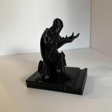 骑士笔筒：一款引人注目的雕塑作品，为您的办公桌增添一抹史诗般的奇幻气息。它描绘了一位中世纪骑士将羽毛笔如同利剑般献给国王的场景，象征着荣誉、忠诚和文字的力量。对于那些欣赏办公室或书房中独特装饰摆设的人来说，这款笔筒堪称完美之选。办公桌配件 办公桌用品 办公装饰 办公配件 - Knight Pen Holder - 查看 3