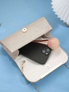 这款晚宴包设计时尚俏皮，融合了东西方风格，是女士出席晚宴或派对的完美之选。链条肩带更添几分魅力。 - 金色 - 查看 6