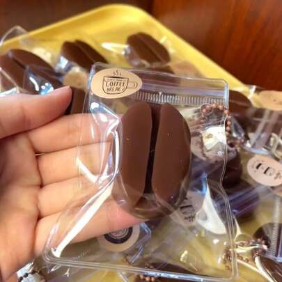 1个2026新款精致咖啡豆造型捏捏乐，可爱学生礼物挂件，减压捏捏乐 - 超柔软慢回弹材质，回弹减压设计，便携式桌面减压摆件 - 节日礼物 - 生日礼物 - 完美礼物