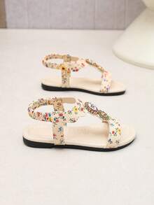 1双女士米色印花图案套脚凉鞋，亮面PU材质，圆头，防滑软底平底凉鞋，适合3-15岁女孩日常穿着，上学、散步、生日派对、旅行皆宜，2026春夏新款。 - 米色 - 查看 4