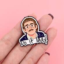 1枚愤怒企鹅和鸭子胸针，“女士们，行动起来！”标语珐琅翻领别针 - 可爱的背包和衣服徽章 - 白色 - 查看 10