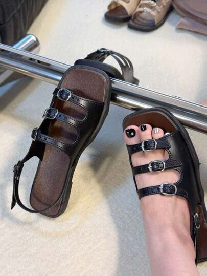 1双女士黑色平底凉鞋，百搭时尚，品质升级，2026春夏新款低帮多带搭扣后跟带复古法式风情度假沙滩休闲罗马鞋，性感优雅的连衣裙凉鞋，适合通勤、购物、聚会、节日派对等场合。