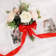 25码/卷红色真丝缎带，适用于婚礼季礼物、手工蝴蝶结工艺品、婚礼装饰、DIY贺卡和礼品包装、珠宝配饰、礼品盒、情人节等。单面涤纶真丝面料发带，可用于工艺品制作、花束、礼品包装、婚礼、蝴蝶结制作和情人节装饰、母亲节礼品包装。 - 紅色 - 查看 10