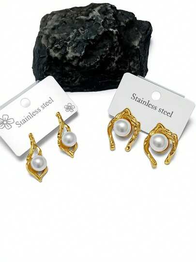 两对女士时尚高端珍珠钛钢耳环，优雅奢华不锈钢18K镀金水滴耳钉，简约百搭不对称几何珍珠钛钢耳环，适合女士日常及节日佩戴