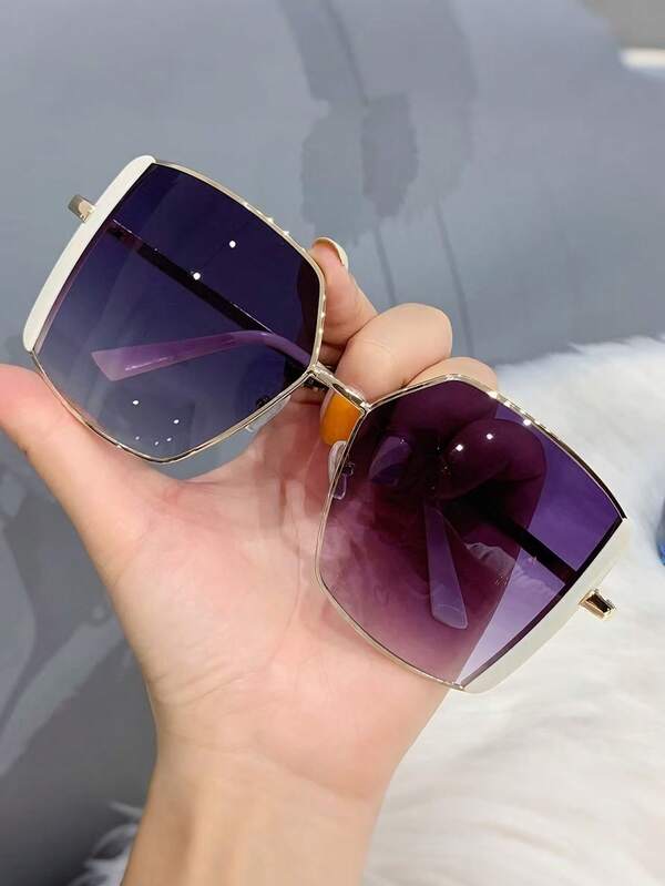 1副复古大框方眼镜，韩版时尚超大复古风眼镜，适合户外、街头摄影、驾驶等场合。