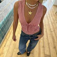 VIVINA 女士夏季休闲百搭深褶皱格纹系带荷叶边下摆吊带背心，适合周末外出和度假穿着 - 紅色 - 查看 6