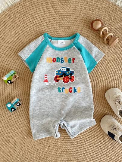 Bộ áo liền quần mùa hè cho bé trai! Màu xám nhạt, chất liệu mềm mại và thoáng khí, tay áo màu xanh tương phản cùng họa tiết xe tải quái vật, thiết kế cúc bấm tiện lợi, thoải mái và bắt mắt cho bé mặc hàng ngày.