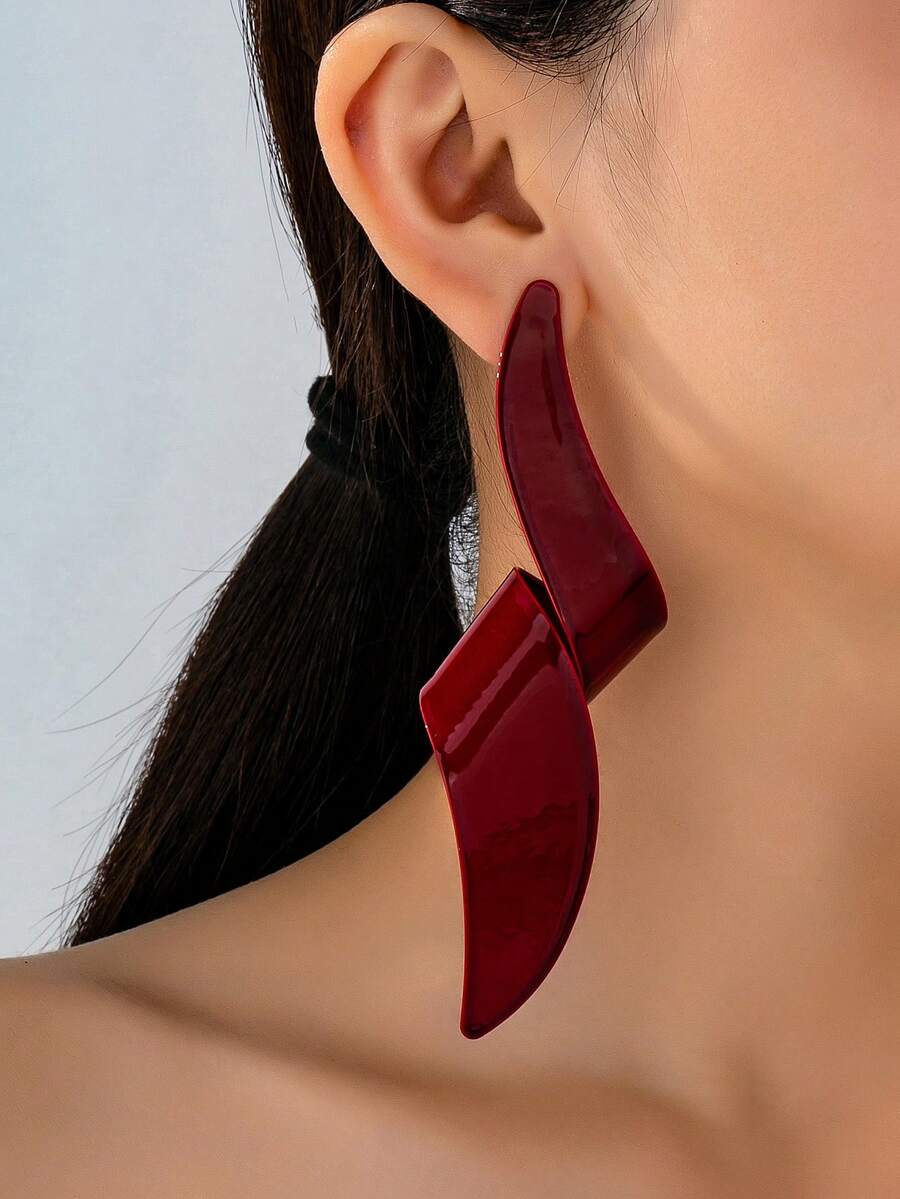 一对手工制作的时尚几何吊坠耳环，适合女性日常佩戴和派对场合。 - 大款麻花耳環 - 查看 1