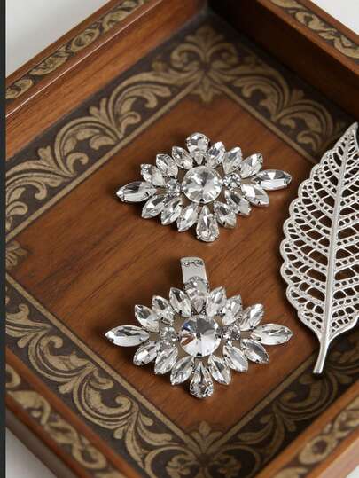 2pcs White Crystal Rhinestone Metal Cute Accessories, Fashion Exquisite Classic DIY High Heel Shoes Decor New Arrival, Suitable For Elegant Sexy Ladies Date Shoes, Sneakers, Brooch Clips, Bag Clips, Home Decor, Multi-Purpose Decoration