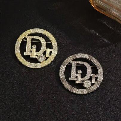 Broche de perlas de moda con doble C de Xiaoxiangfeng, accesorio de solapa de diamante de alta gama con letra antirreflectante y temperamento