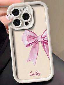 Coque de téléphone personnalisable avec texte et nœud papillon, protection intégrale, en silicone souple mat sablé, motif haute définition, compatible avec iPhone 17 Air 16 15 14 13 12 11 Pro Max, Galaxy S25 24 23 Ultra FE A55 54 35 et autres modèles. Fabriquée en polycarbonate rigide, résistante aux rayures et aux traces de doigts. Cadeau personnalisé idéal pour un frère, un anniversaire, un anniversaire de mariage, un ami, la famille ou un couple. Convient pour les loisirs, les cadeaux commémoratifs et une utilisation quotidienne. - Blanc - Voir 6