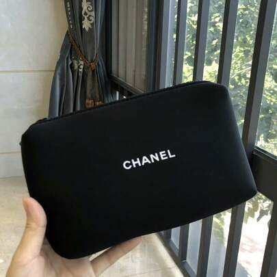 CHANEL Classic Black Square Storage Bag With White Circular Double-Ring Printed Decor, Matching Zipper And Round Hanging Accessory, Soft Fabric, Large Capacity For Storing Cosmetics And Beauty Products, Portable And Easy To Organize, Suitable For Daily Travel, Home Storage, And Commuting In Autumn/Winter, Also Makes A Great Gift For Friends And Family.