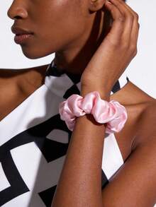 Christian Dior Pink Velvet Hair Scrunchies, Non-Damaging, Ponytail Holders, Hair Ties - Pink - View 4