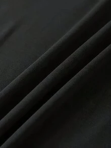 T-shirt à manches courtes décontracté pour femmes, col rond, imprimé fraise. Top pour femmes en tissu tricoté doux et respirant. Longueur régulière, lavable en machine. T-shirt à manches courtes polyvalent pour la saison. - Noir - Voir 5