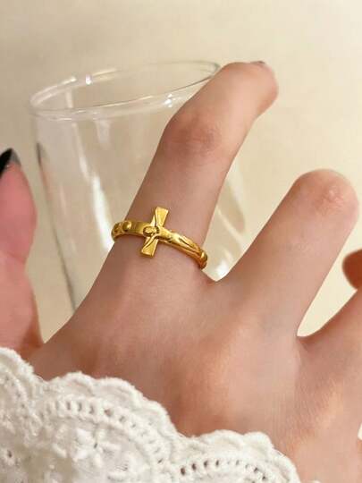 1枚不锈钢十字架镂空戒指，时尚简约休闲创意设计，男女皆宜，适合日常、派对、约会、通勤等场合佩戴。