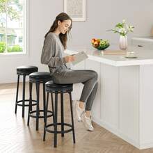 Juego de 2 taburetes de bar giratorios de 79 cm de altura, con giro suave de 360°, estructura de metal con reposapiés, cuero sintético impermeable, redondos y sin respaldo, color negro, para bar en casa y cocina. - Negro - Ver 4