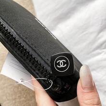 CHANEL Túi đựng đồ vuông màu đen cổ điển với họa tiết in hình vòng tròn đôi màu trắng, khóa kéo và phụ kiện treo tròn đi kèm, chất liệu vải mềm mại, dung tích lớn để đựng mỹ phẩm và các sản phẩm làm đẹp, dễ mang theo và sắp xếp, thích hợp cho du lịch hàng ngày, cất giữ đồ dùng tại nhà và đi làm vào mùa thu/đông, cũng là một món quà tuyệt vời dành cho bạn bè và gia đình. - màu đen - Xem 3