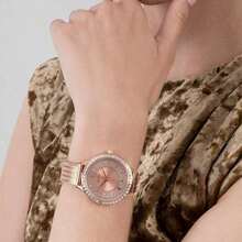 Guess 优雅女士时尚腕表 - 银色表盘不锈钢米兰尼斯表带石英表，镶嵌水晶表圈，休闲日常腕表，时尚礼品之选，轻巧女士腕表，适合办公、周末聚会、节日及日常佩戴 - 玫瑰金 - 查看 7