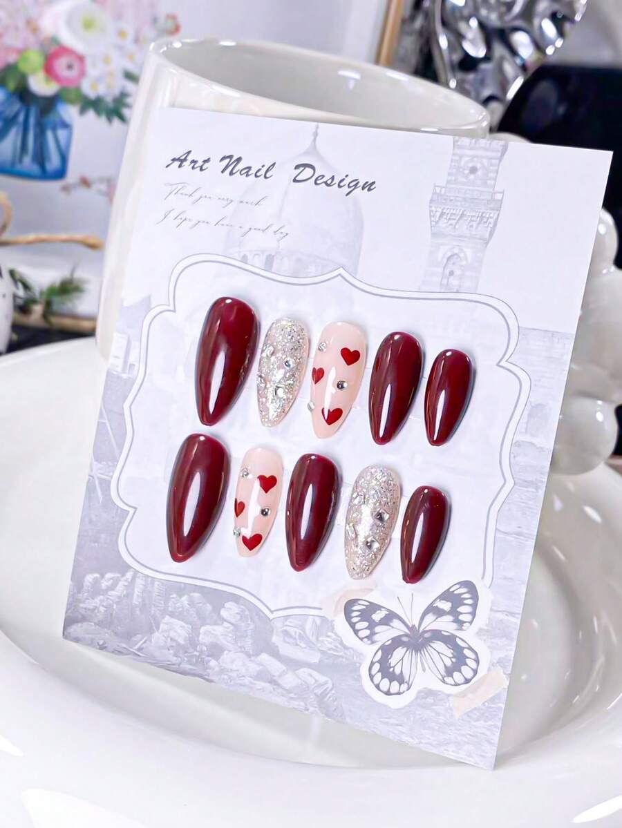 10-delat handgjort set med vinröda och hjärtformade diamanter för naglar (S/M/L): Vinröda enfärgade med hudfärgad rosa bas, hjärtmönster och diamantaccenter, söt-elegant och delikat stil, glansig lyxig textur, passar dejter, högtidssammankomster, återanvändbar, hudfärgad rosa bas med rosa toning och vinröda franska detaljer, söt-elegant och delikat stil, glansig och fin textur - Röd - Visa 1