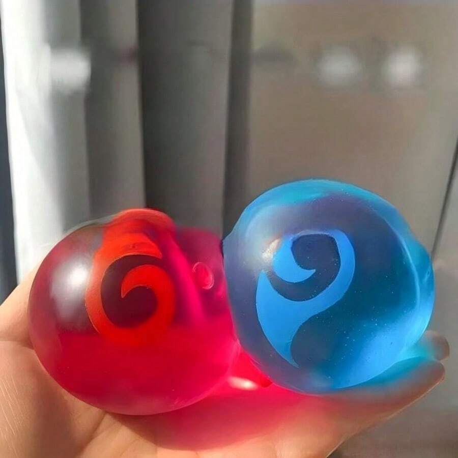 一件独特的灵珠与魔球双重设计，栩栩如生，别具一格。触感柔软有弹性，回弹缓慢，有效缓解压力。小巧精致，可作桌面摆件，经久耐用。