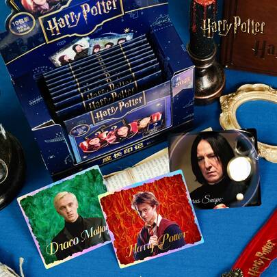 Harry Potter 1 Hộp Hình Dán  - 50 Hình Thiết Kế Nhân Vật Độc Đáo Bao Gồm Snape, Hermione - Hiệu Ứng Holographic, Laser Vàng/Bạc & Vân Giấy Thay Đổi - Giấy Tổng Hợp PP - Hoàn Hảo Để Viết Nhật Ký, Làm Sổ Lưu Niệm, Trang Trí Máy Tính & Điện Thoại - Quà Tặng Trang Trí Kỷ Niệm Cho Người Hâm Mộ, Bao Gồm Phiên Bản Đặc Biệt [Được Cấp Phép Chính Thức]