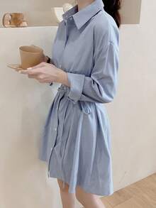 Vestido corto de mujer Vestido camisero a rayas para mujer - Estilo otoñal de largo medio, corte ajustado con corte que define la cintura, elegante botonadura delantera y cinturón para atar. Vestido camisero a rayas azules y blancas. - Azul - Ver 7