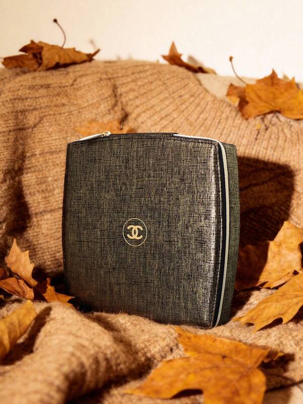 CHANEL Bolsa de almacenamiento cuadrada con textura dorada de Materiel Coffee, con decoración de logotipo metálico y detalles de apertura y cierre con cremallera, bolsa de maquillaje portátil de gran capacidad, adecuada para regalos de vacaciones, almacenamiento de maquillaje diario y viajes u otros escenarios