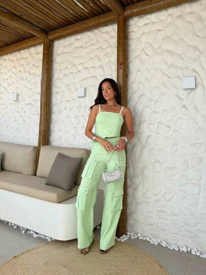 Conjunto feminino cropped alça fina calça cargo cintura alta bolsos utilitários tecido confortável modelagem moderna look casual elegante verão