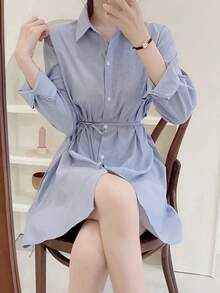 Vestido corto de mujer Vestido camisero a rayas para mujer - Estilo otoñal de largo medio, corte ajustado con corte que define la cintura, elegante botonadura delantera y cinturón para atar. Vestido camisero a rayas azules y blancas. - Azul - Ver 4