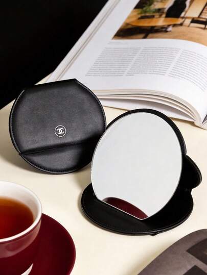 CHANEL Espejo de maquillaje compacto y plegable de cuero negro con logotipo de marca en relieve, espejo de tocador portátil, adecuado como regalo de vacaciones/maquillaje diario/espejo de maquillaje de viaje