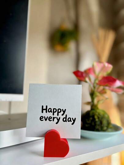 1个心形相框，可作留言夹，浪漫装饰架，情人节理想之选，可放置照片和装饰品，防滑设计，适用于桌面、办公室，少女风十足。