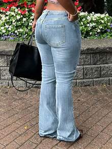 经典中腰喇叭水洗女式牛仔裤，适合通勤、休闲度假、约会等场合。 - 淺色水洗藍 - 查看 5