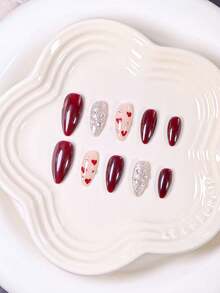 10-delat handgjort set med vinröda och hjärtformade diamanter för naglar (S/M/L): Vinröda enfärgade med hudfärgad rosa bas, hjärtmönster och diamantaccenter, söt-elegant och delikat stil, glansig lyxig textur, passar dejter, högtidssammankomster, återanvändbar, hudfärgad rosa bas med rosa toning och vinröda franska detaljer, söt-elegant och delikat stil, glansig och fin textur - Röd - Visa 4