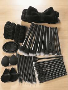 开斋节40支/套全套化妆刷套装，包含32支柔软刷毛的化妆刷，例如散粉刷、腮红刷、修容刷、高光刷、粉底刷、鼻影刷、眼影刷、眉刷、唇刷和细节刷；另附2个液体彩妆蛋、2个三角粉扑、1个发圈、2个腕带和1个刷子清洁碗。适合初学者、专业化妆师和新手美妆爱好者使用。 - 黑色 - 查看 1
