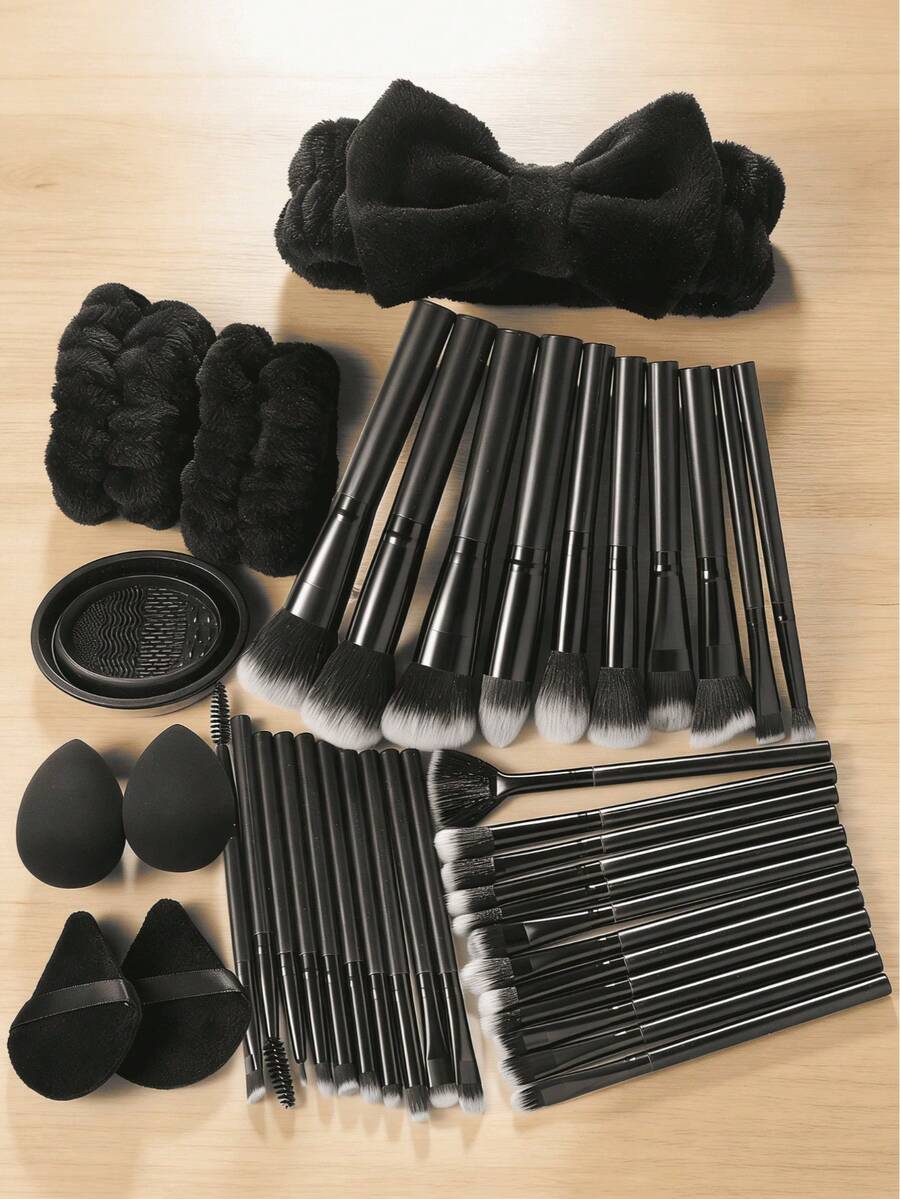 开斋节40支/套全套化妆刷套装，包含32支柔软刷毛的化妆刷，例如散粉刷、腮红刷、修容刷、高光刷、粉底刷、鼻影刷、眼影刷、眉刷、唇刷和细节刷；另附2个液体彩妆蛋、2个三角粉扑、1个发圈、2个腕带和1个刷子清洁碗。适合初学者、专业化妆师和新手美妆爱好者使用。 - 黑色 - 查看 1