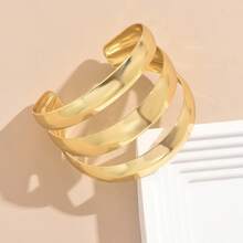 Pulseira feminina brilhante, com abertura ampla e design exclusivo, em várias camadas. Uma joia moderna e criativa para o Ins."Pulseira Dourada com Três Faixas – Design Escultural e Estilo Europeu Moderno" - Grandes 3 círculos - Visão 3