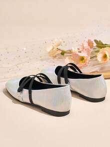 女士时尚百搭方头玛丽珍平底鞋 - 经典百搭的银色，舒适百搭，适合办公室和休闲场合穿着，冬季全天穿着皆宜。新款时尚简约平底鞋，一脚蹬设计，闪亮亮片，松紧带，是情人节、母亲节、婚礼、派对、办公等场合的理想礼物。（尺码偏小，鞋型偏窄，建议选购大一码） - 銀色 - 查看 6