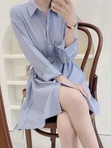 Vestido corto de mujer Vestido camisero a rayas para mujer - Estilo otoñal de largo medio, corte ajustado con corte que define la cintura, elegante botonadura delantera y cinturón para atar. Vestido camisero a rayas azules y blancas. - Azul - Ver 3