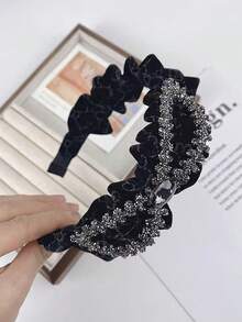 1 件女孩天鹅绒头带，带花朵蕾丝、复古水钻蝴蝶结设计 - 黑色 - 查看 5