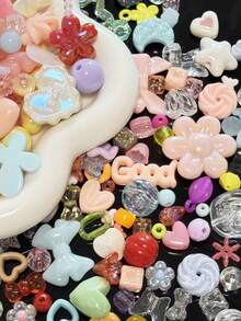 Śliczny naszyjnik z akrylowych koralików w kształcie kokardy, mały kwiatek, łańcuszek do telefonu komórkowego, wiszące akcesoria z linką wymieszaną z koralikami. Produkt jest używany do ręcznie robionych dekoracji, takich jak nakrycia głowy, ubrania, suknie wieczorowe, buty i kapelusze, wesela, Boże Narodzenie, rękodzieło itp. - Wielokolorowe - Zobacz 4