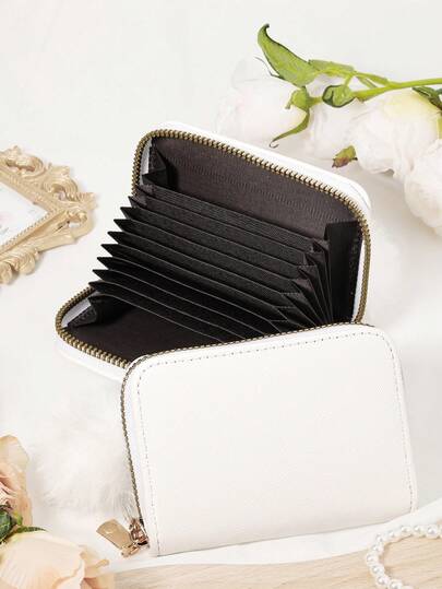 Decorado con un encanto de pompón de peluche, blanco con un encanto de pompón, billetera de monedas versátil, titular de tarjeta con gráfico de letra, organizador de tarjetas de múltiples tarjetas para almacenamiento de tarjetas de crédito, útiles escolares para la habitación de la escuela