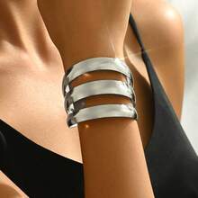 Pulseira feminina brilhante, com abertura ampla e design exclusivo, em várias camadas. Uma joia moderna e criativa para o Ins."Pulseira Dourada com Três Faixas – Design Escultural e Estilo Europeu Moderno" - Grandes 3 círculos - Visão 10