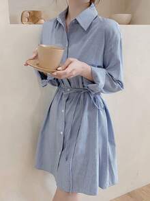 Vestido corto de mujer Vestido camisero a rayas para mujer - Estilo otoñal de largo medio, corte ajustado con corte que define la cintura, elegante botonadura delantera y cinturón para atar. Vestido camisero a rayas azules y blancas. - Azul - Ver 6