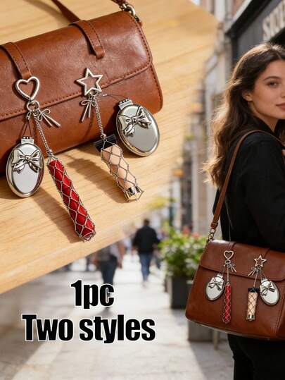 金属唇膏收纳包挂饰，配有可替换不锈钢网袋和银色蝴蝶结镜梳，心形星形装饰唇膏盒钥匙扣，带迷你镜子，时尚悬挂装饰，可用于存放润唇膏和化妆品，是手提包和钱包的时尚挂件，便携式化妆配件，适合女性、女孩、爱美人士，也是送礼佳品，情人节礼物。