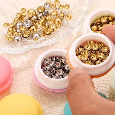 1个精美塑料材质马卡龙包装盒，内含50个304不锈钢镀18K金4/5/6/8mm多尺寸圆形珠帽及珠托，适用于DIY饰品项链和手链制作，手工配件，盒子颜色随机