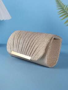 这款晚宴包设计时尚俏皮，融合了东西方风格，是女士出席晚宴或派对的完美之选。链条肩带更添几分魅力。 - 金色 - 查看 3